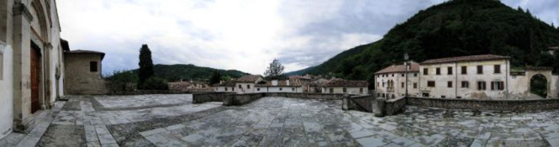 Abbazia Cistercense - Panoramica del sagrato.jpg.2017-08-09-10-04-10